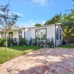 Beautiful Quiet Neighborhood - Come Relax, Shop, Enjoy! Azure Cottage